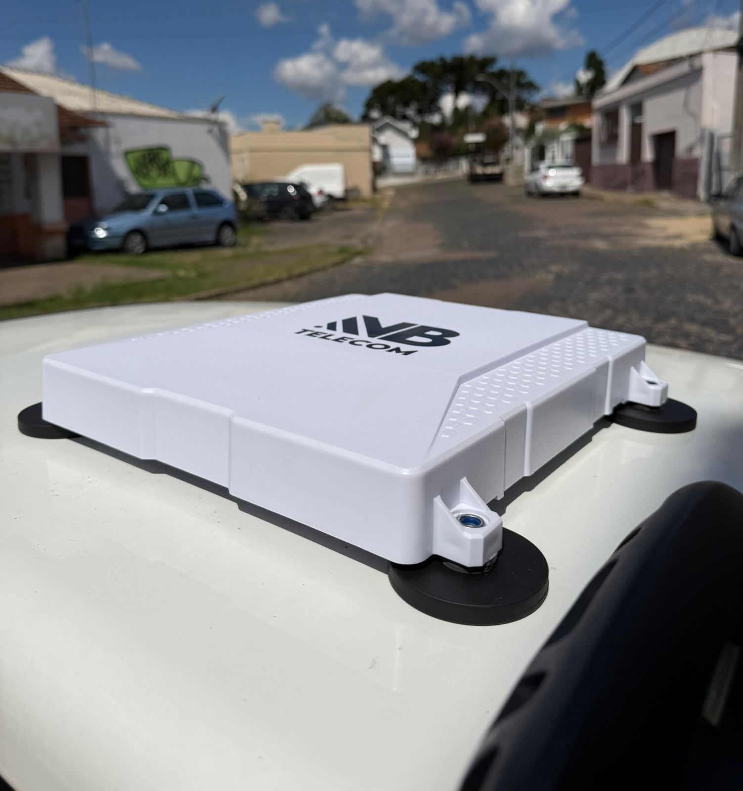 Antena móvel NB Telecom instalada em veículo