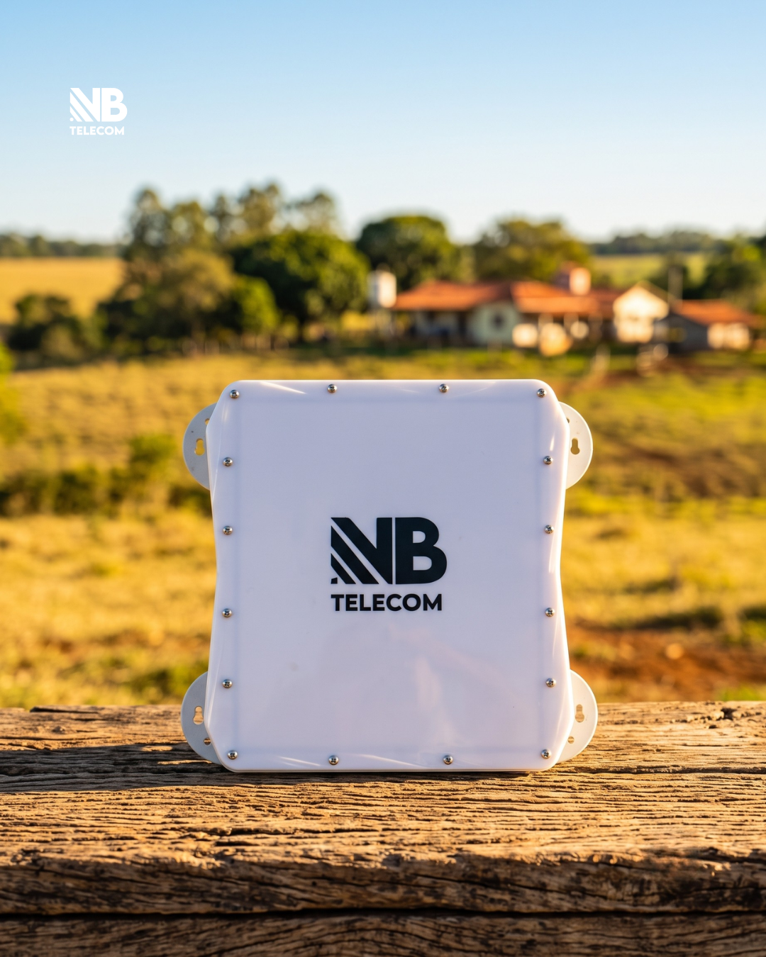 Antena NB Telecom branca instalada em propriedade rural