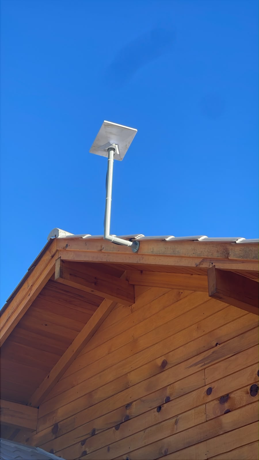 Antena fixada na sede de madeira da propriedade
